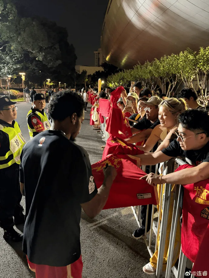 500彩票-解说：塔克和布朗满足了每个球迷签名的愿望，签了一百来件
